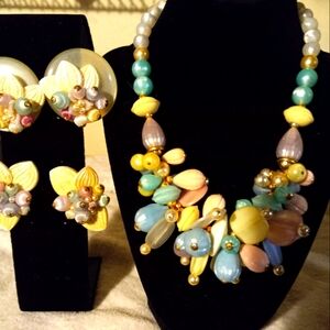 Used,not new 3pc jewerly set. 16in necklace chunky bubble plastic beads&earrings
